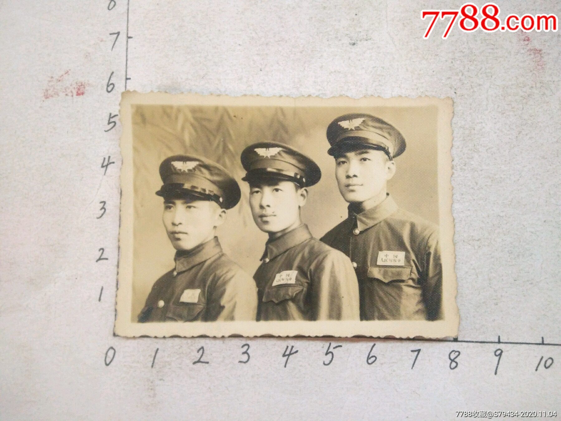 1955年中國人民解放軍空軍三位帥哥戴著大翅膀空軍帽徽軍裝照攝於安東