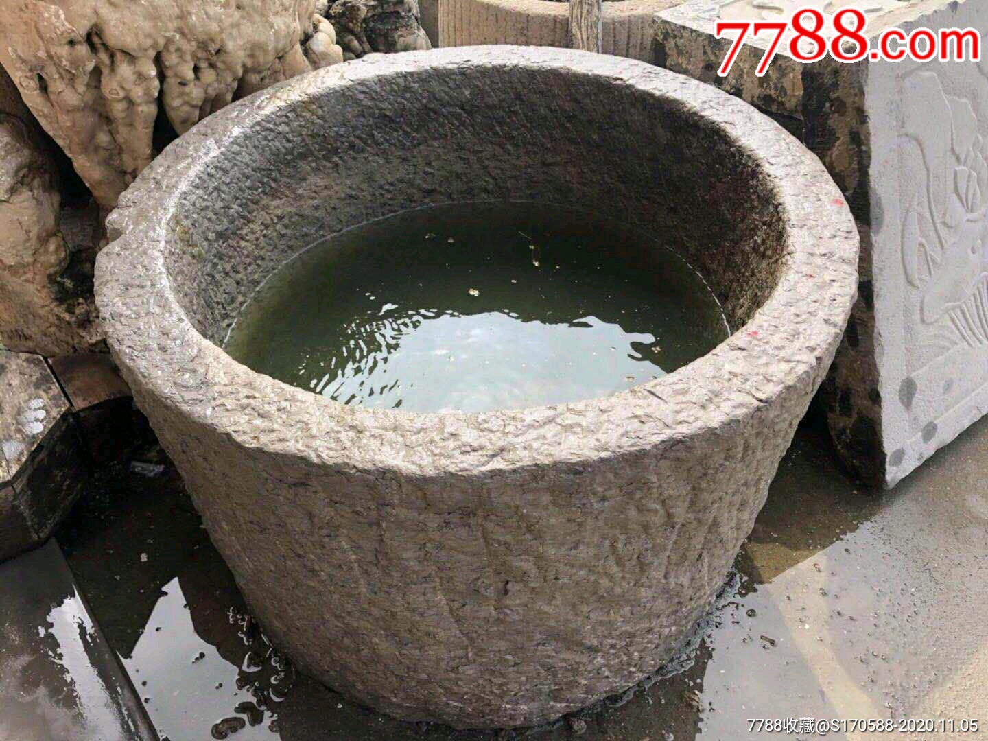 清代,青石大水缸一件,皮壳包浆浑厚,完整.