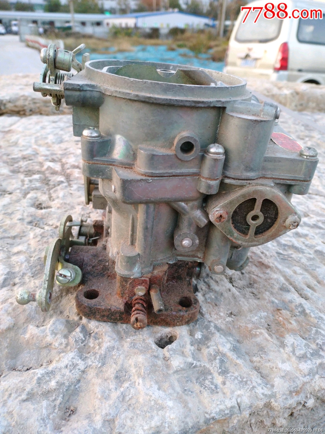 汽车化油器配件摆件个别地方有锈迹