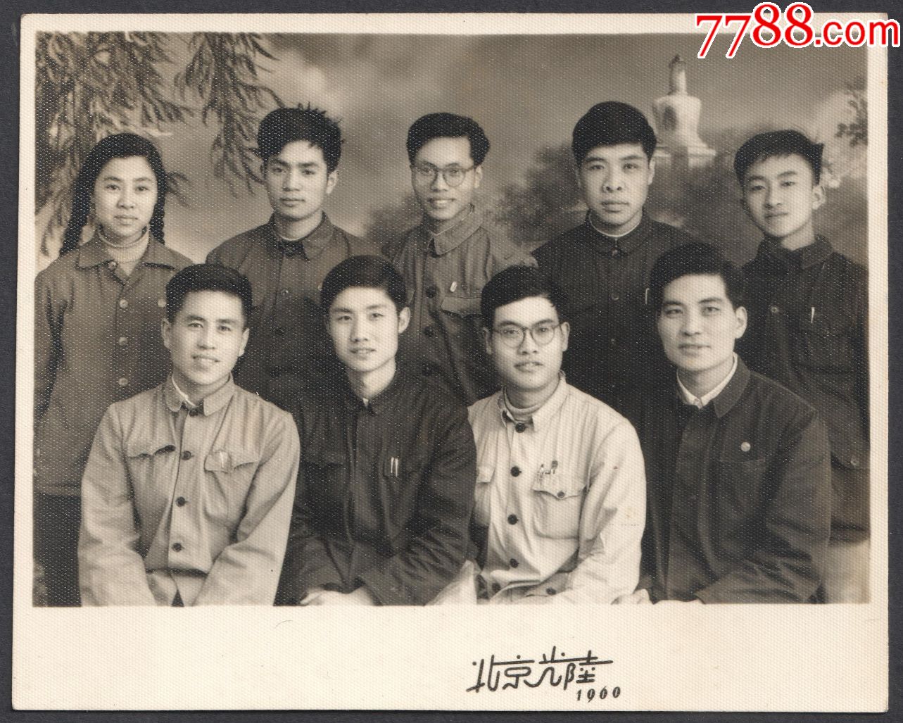 1960年,北京光陆照相馆布景合影老照片