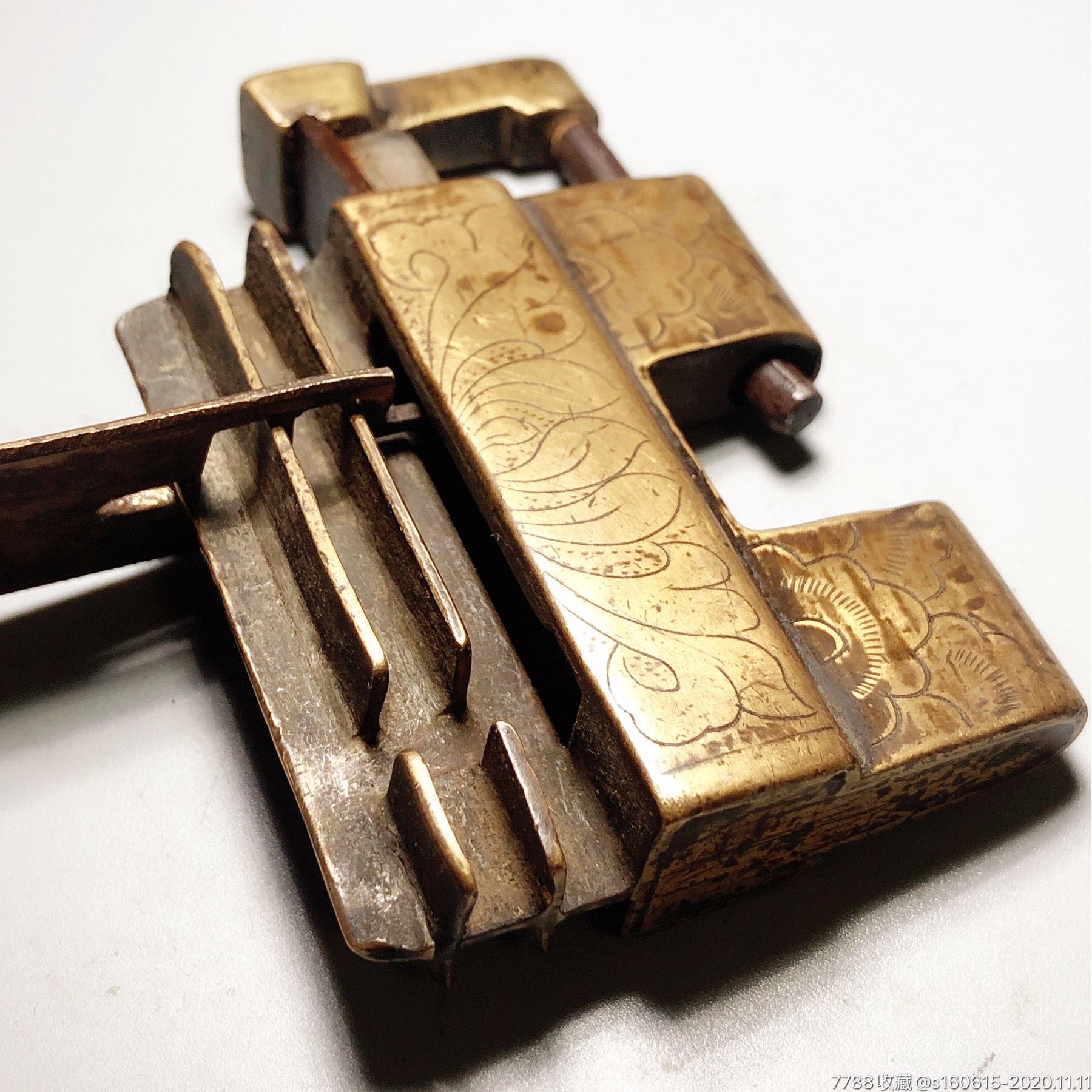 清代少见异形多轨道老铜锁缠枝莲纹刻花锁非丽江锁