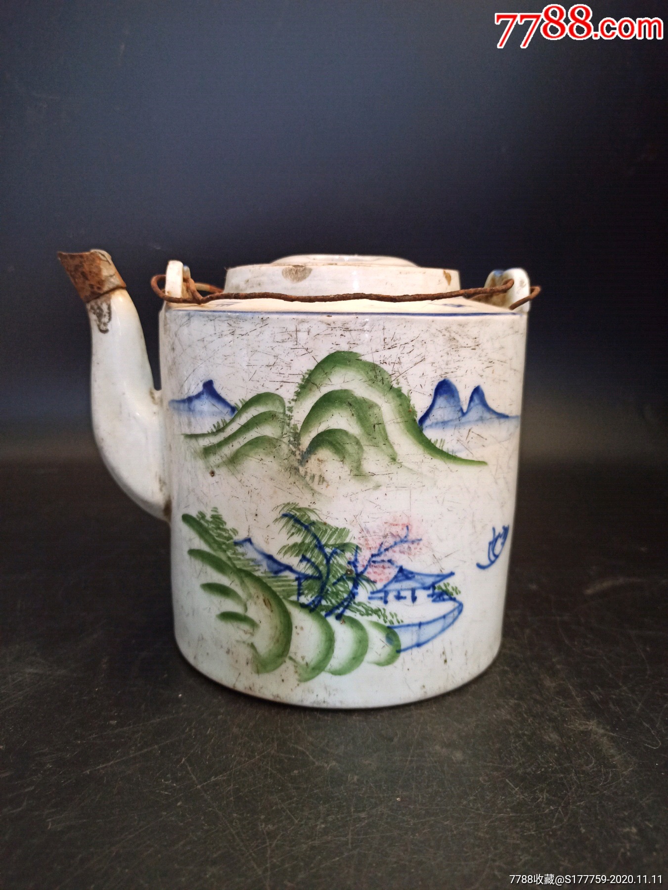 民国釉下彩远山近水茶壶本品器型规整,胎质洁白,瓷胎细腻,胎质厚重