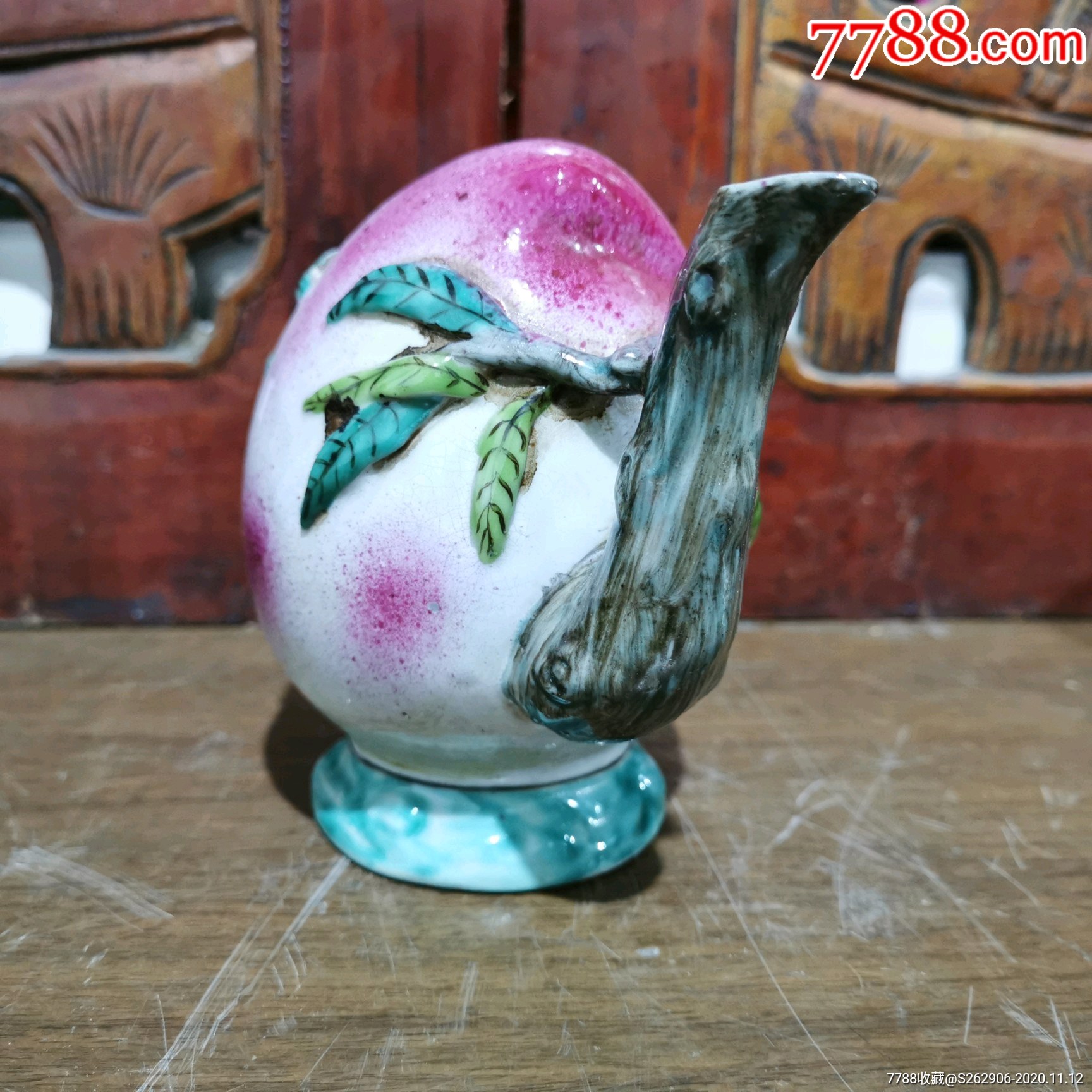粉彩寿桃型瓷倒流壶