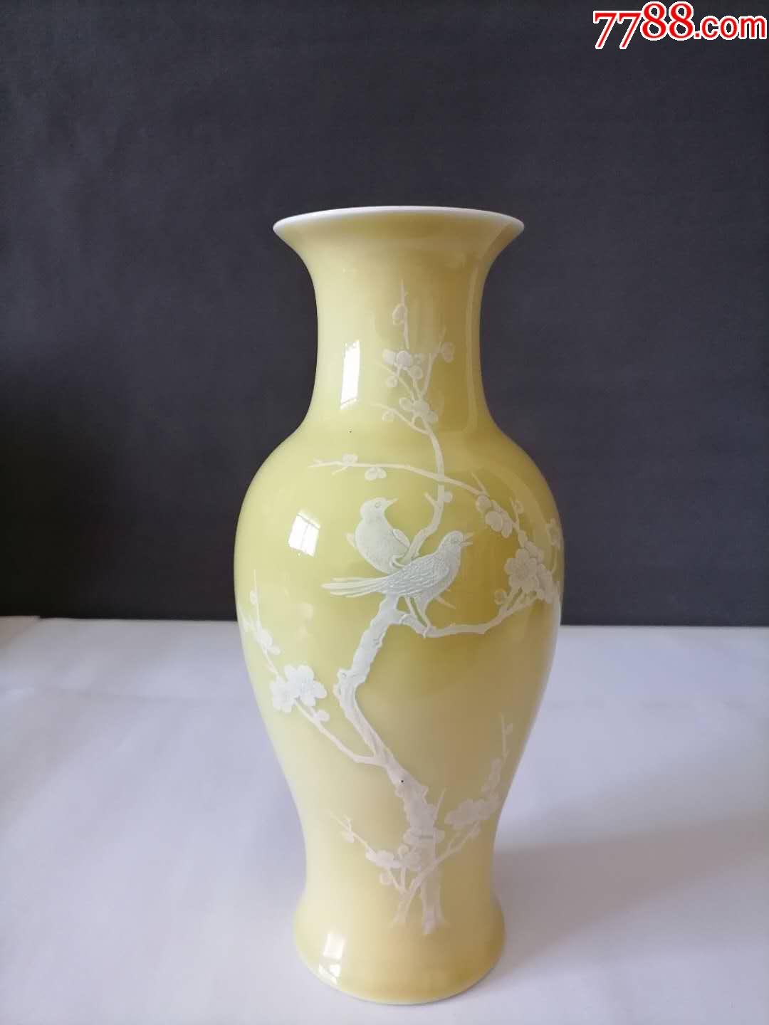 景德镇567瓷黄釉堆白花鸟瓶