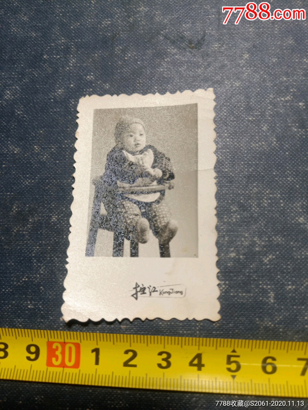 坐在婴儿专用椅子上的小孩【布纹照片】