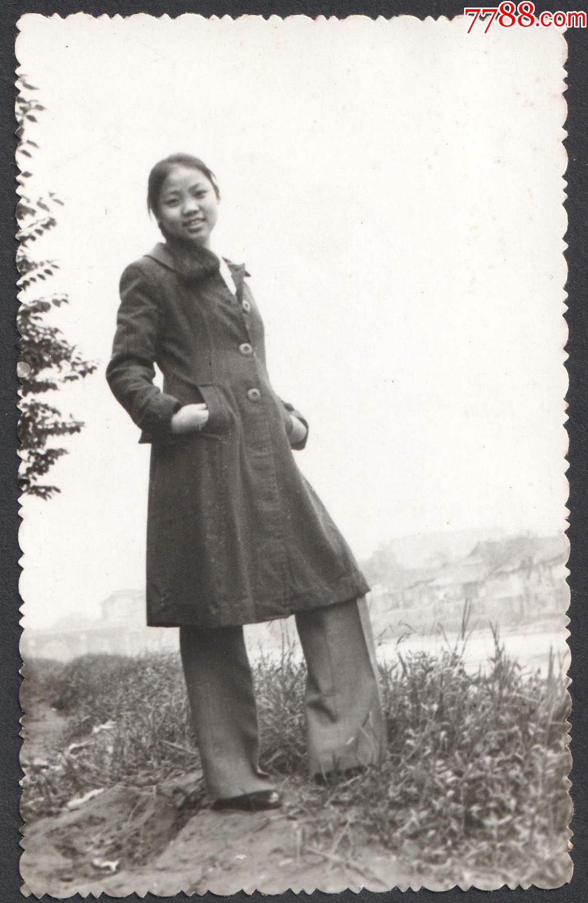 八十年代初,一个弹吉他的四川姑娘老照片49张,游览都江堰青城山等地一