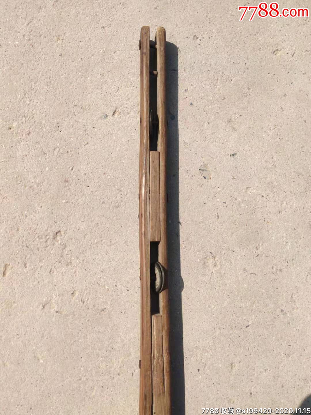 花棍也叫金钱棍一种传统摇击奏乐器民间艺人卖唱时的乐器兼舞具