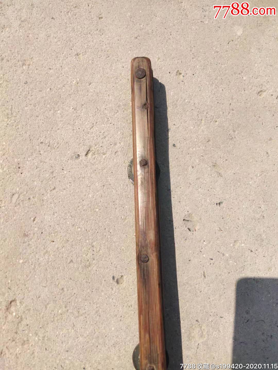 花棍也叫金钱棍一种传统摇击奏乐器民间艺人卖唱时的乐器兼舞具