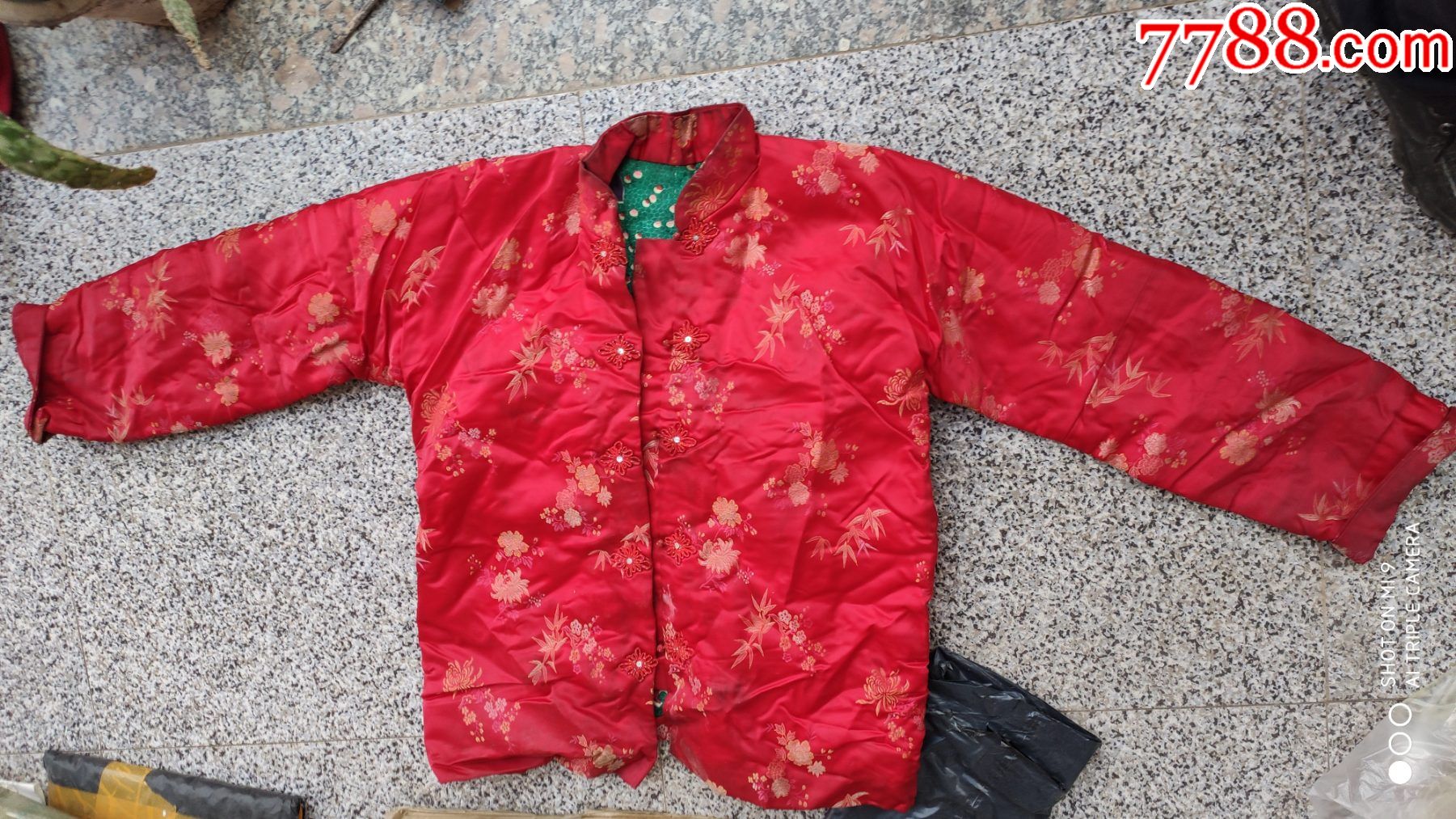 民族服装;旧衣服老式女棉衣棉袄一件绸缎料红色