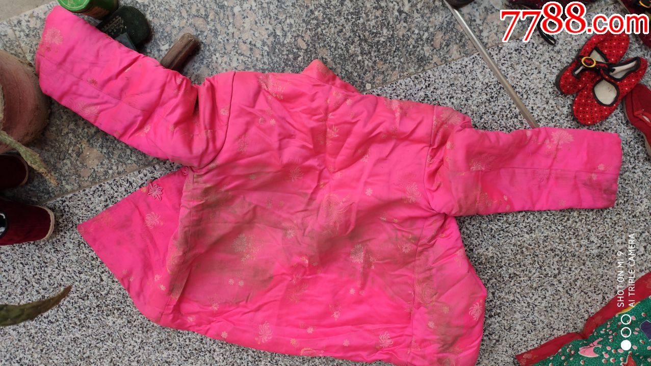 民族服装;旧衣服老式女棉衣棉袄一件绸缎料粉红色