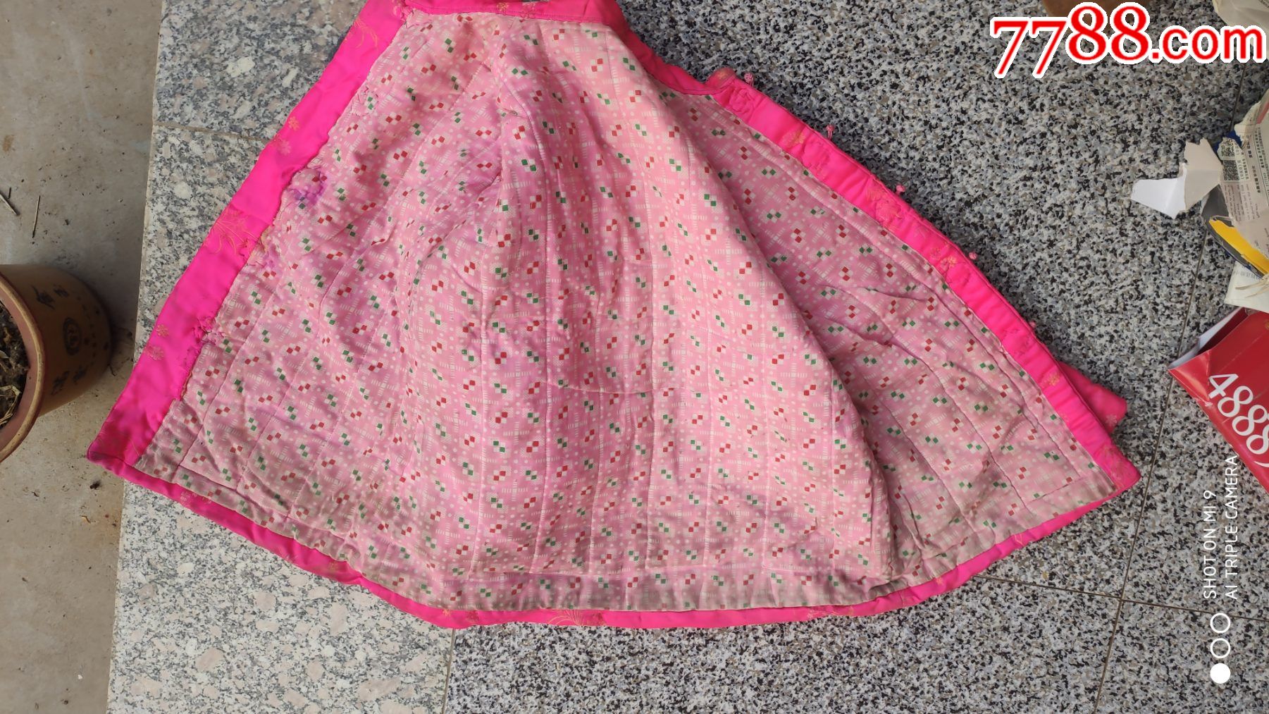 民族服装;旧衣服老式女棉衣棉袄一件绸缎料粉红色