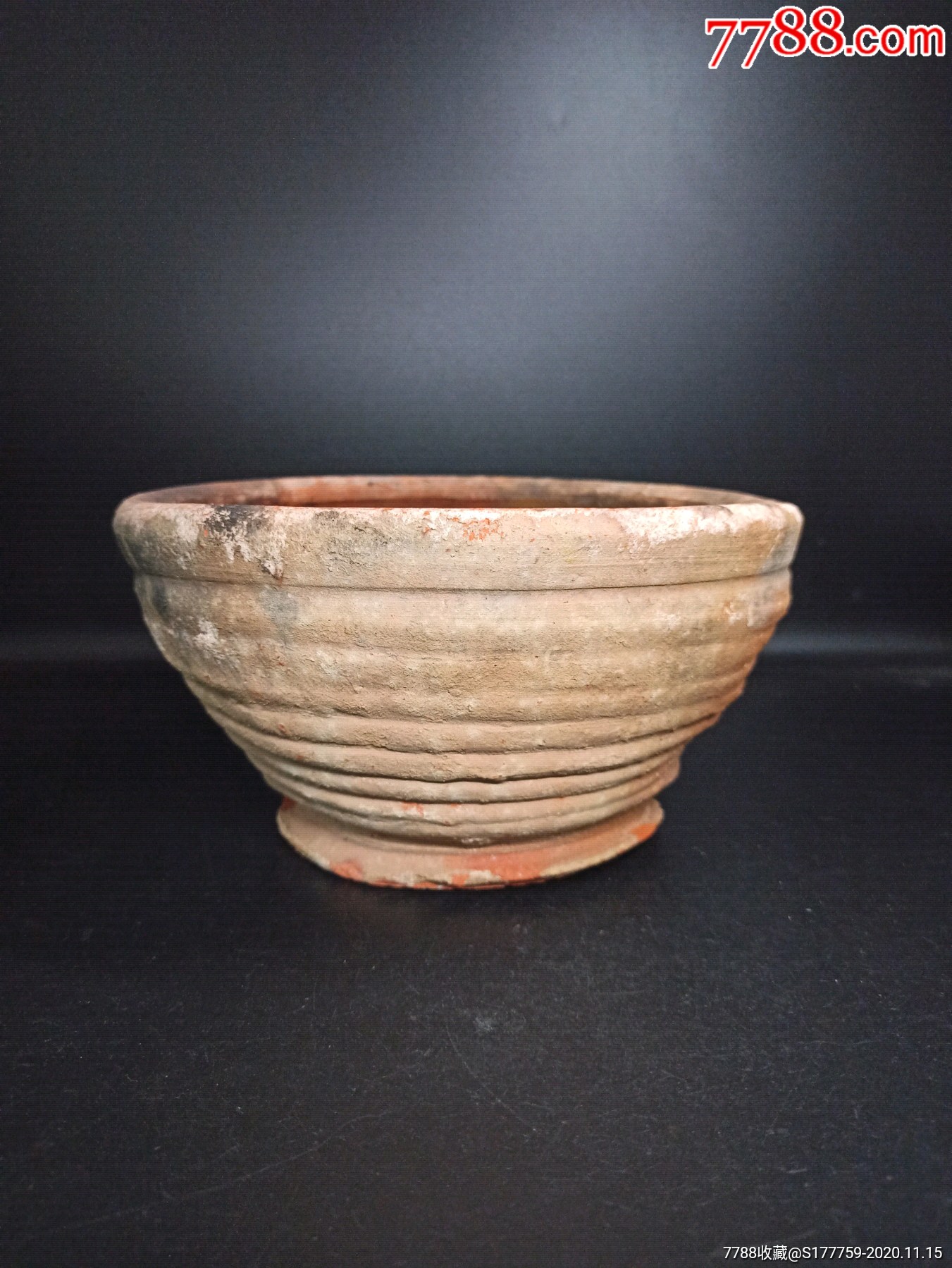 清代红泥弦纹大号陶钵器型端庄,造型独特古朴,胎体坚实,岁月痕迹明显
