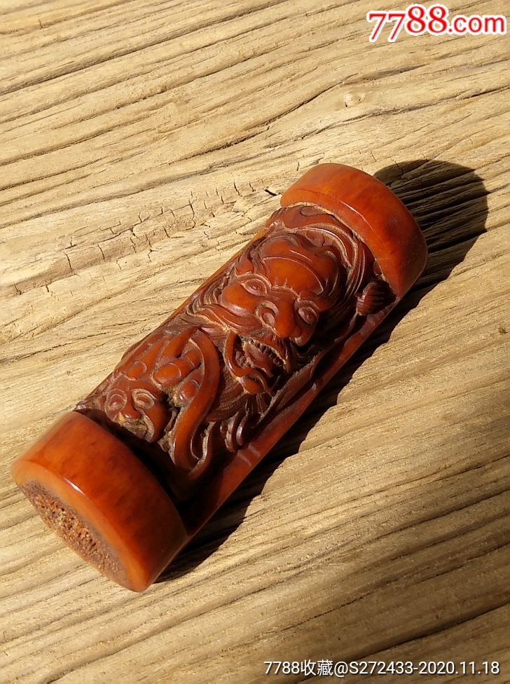 下乡收得老旧藏骨雕钟馗伏魔手把件,材质驼骨,棕眼清晰,雕刻精致细腻