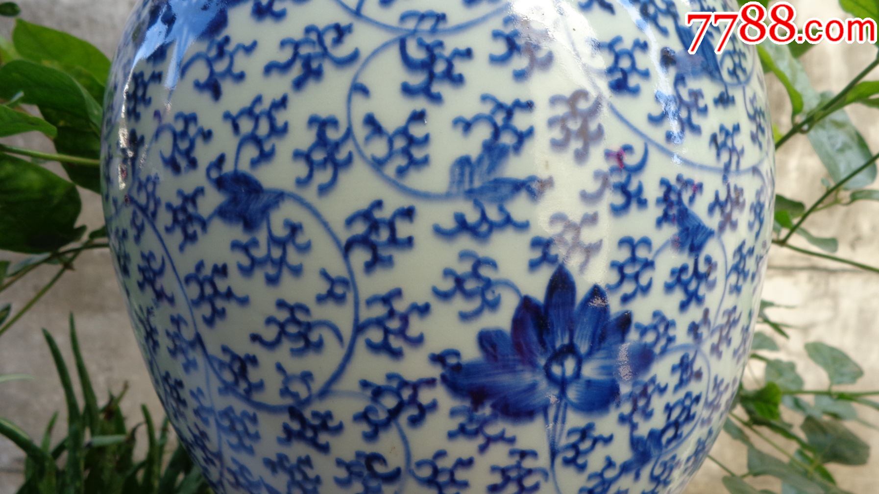 雍正青花大叶缠枝莲大罐