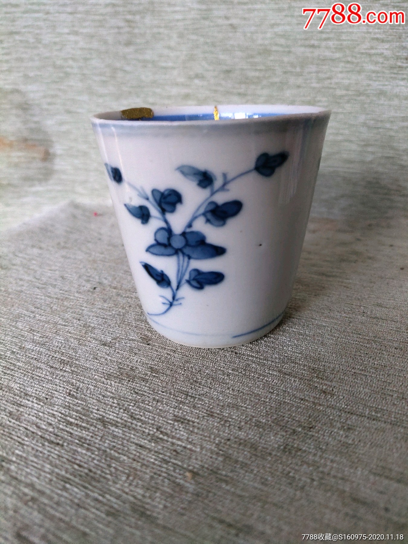 清代青花花卉马蹄杯,有冲线,已经金缮修复,7*5*7cm