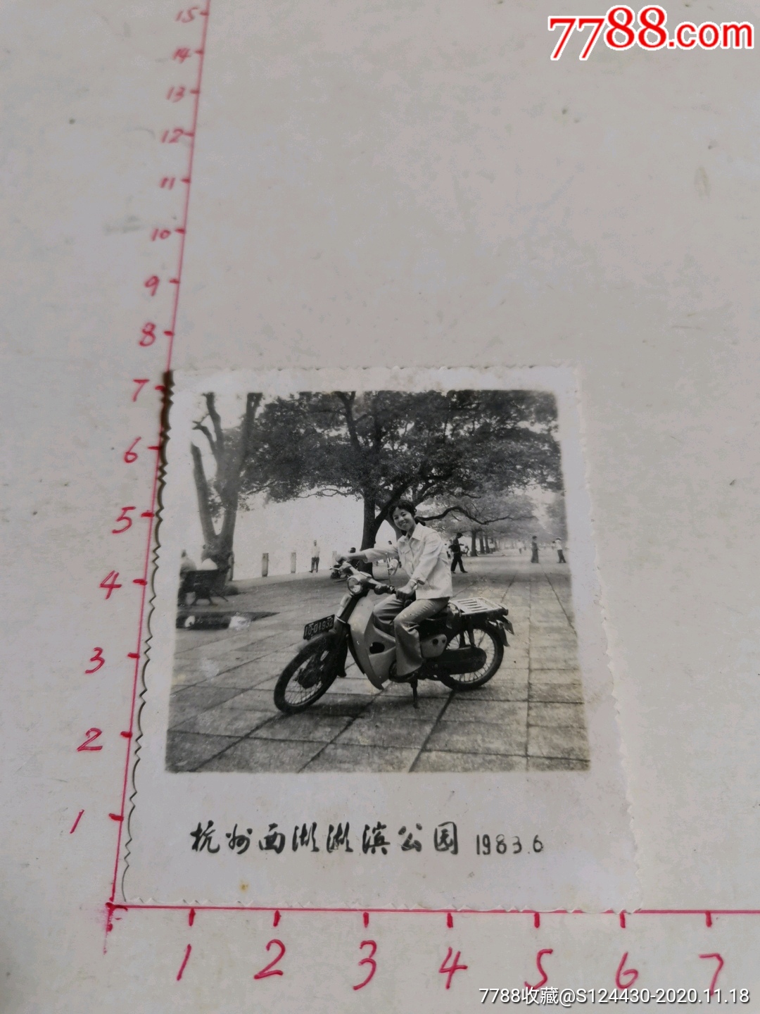 1983年杭州西湖湖滨公园/美女骑摩托车留影