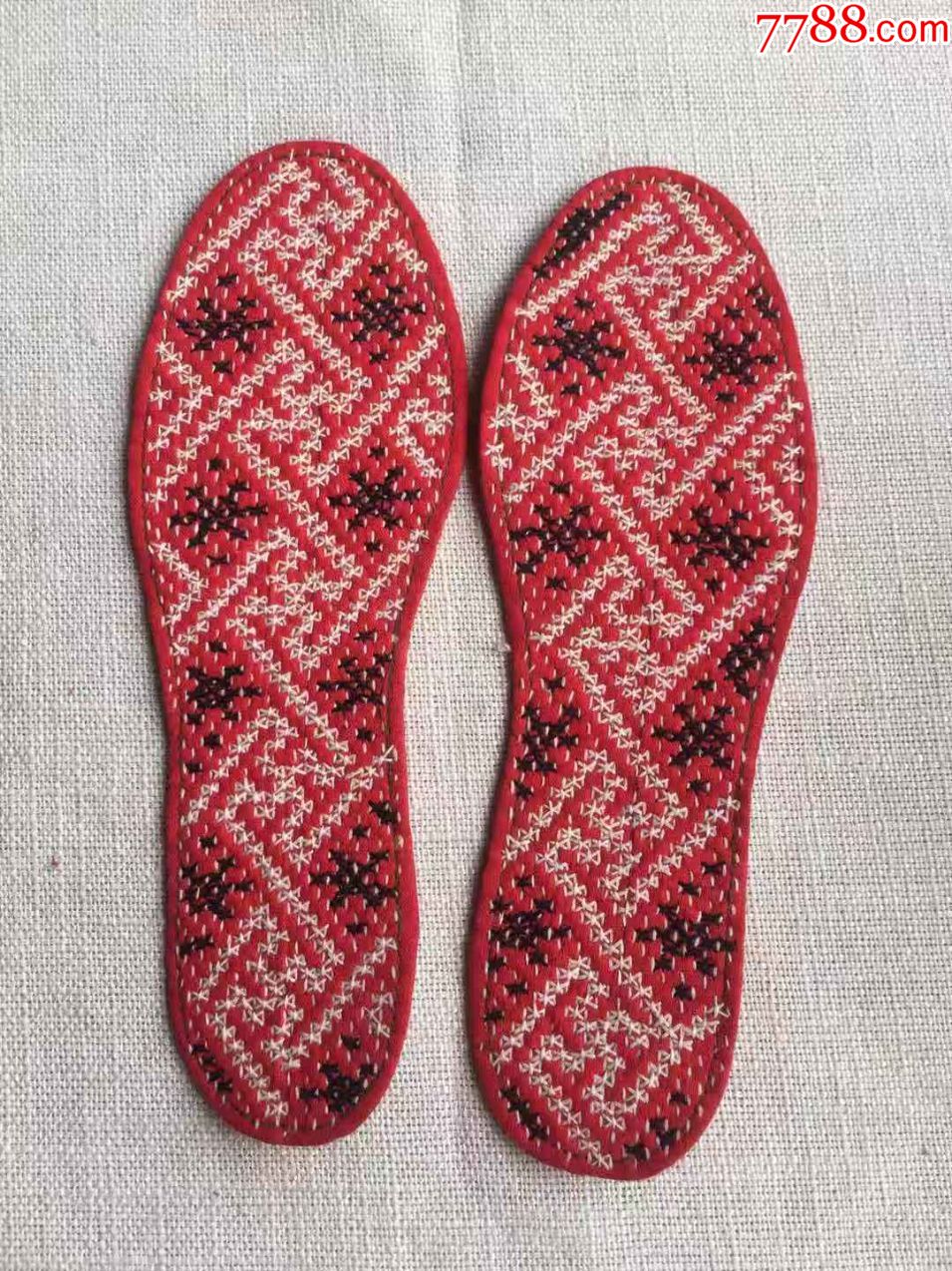 滚动鼠标滚轴,图片即可轻松放大,缩小更多"绣花鞋/鞋垫