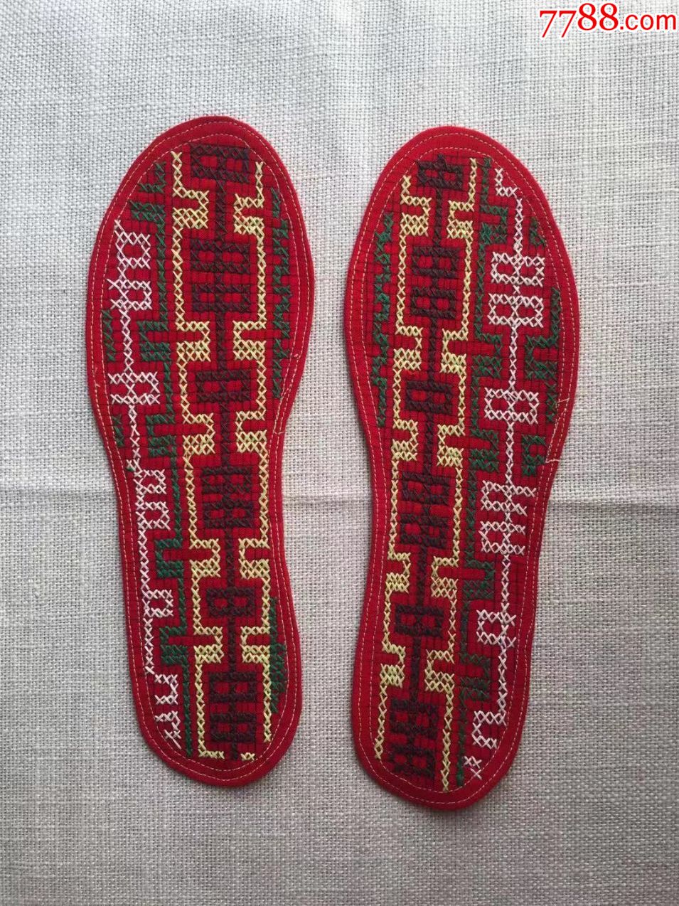 滚动鼠标滚轴,图片即可轻松放大,缩小更多"绣花鞋/鞋垫