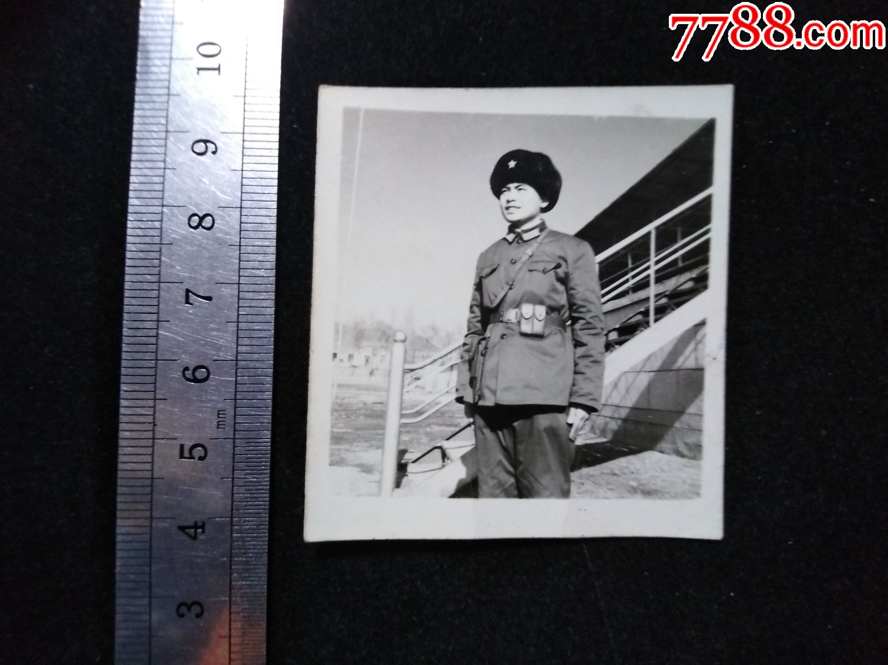 配枪军人,七十年代