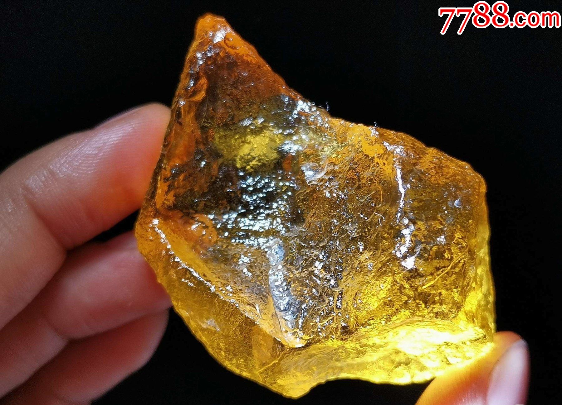 4402漂亮的金黄色新疆玻璃陨石51克