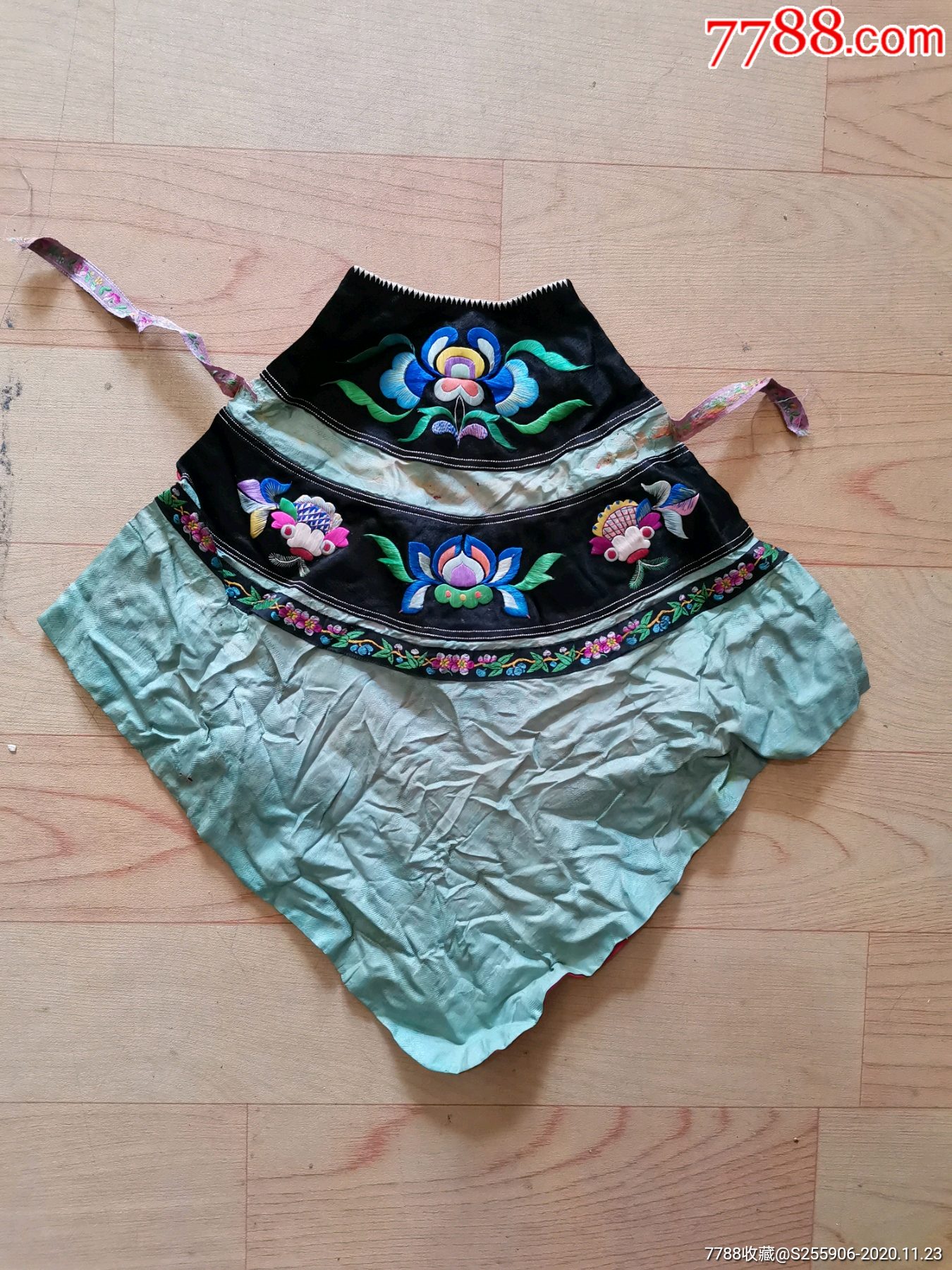 民国绣花肚兜