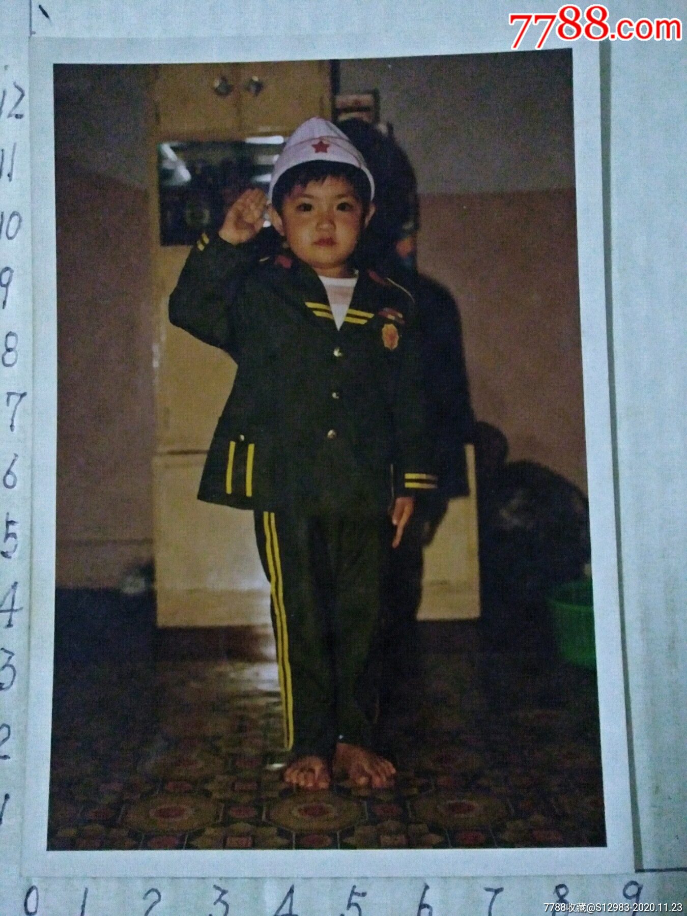 制服小孩敬礼