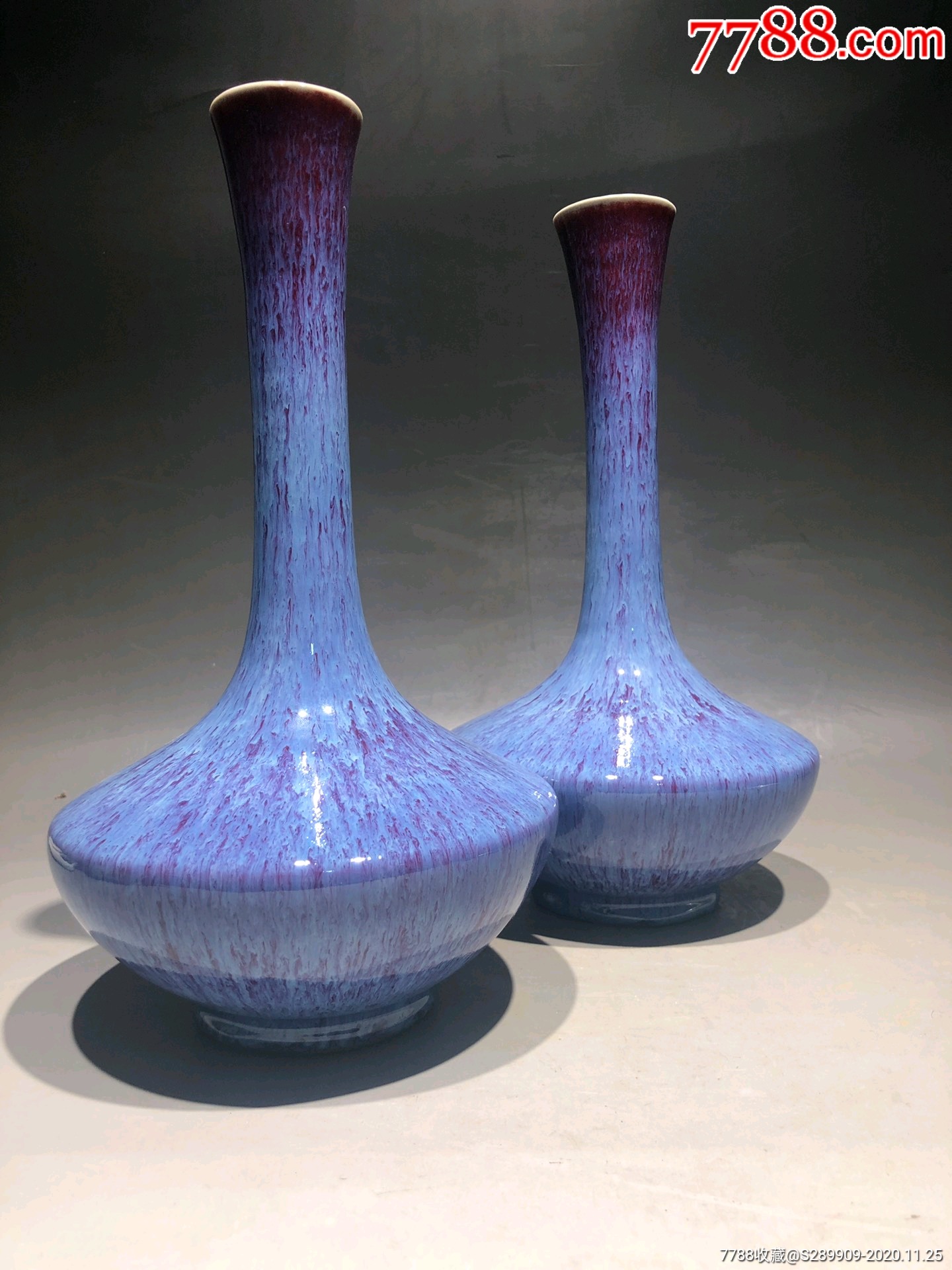 康熙年间钧窑窑变长颈瓶,器型规整,胎体厚重,釉面肥润,线条流畅自然