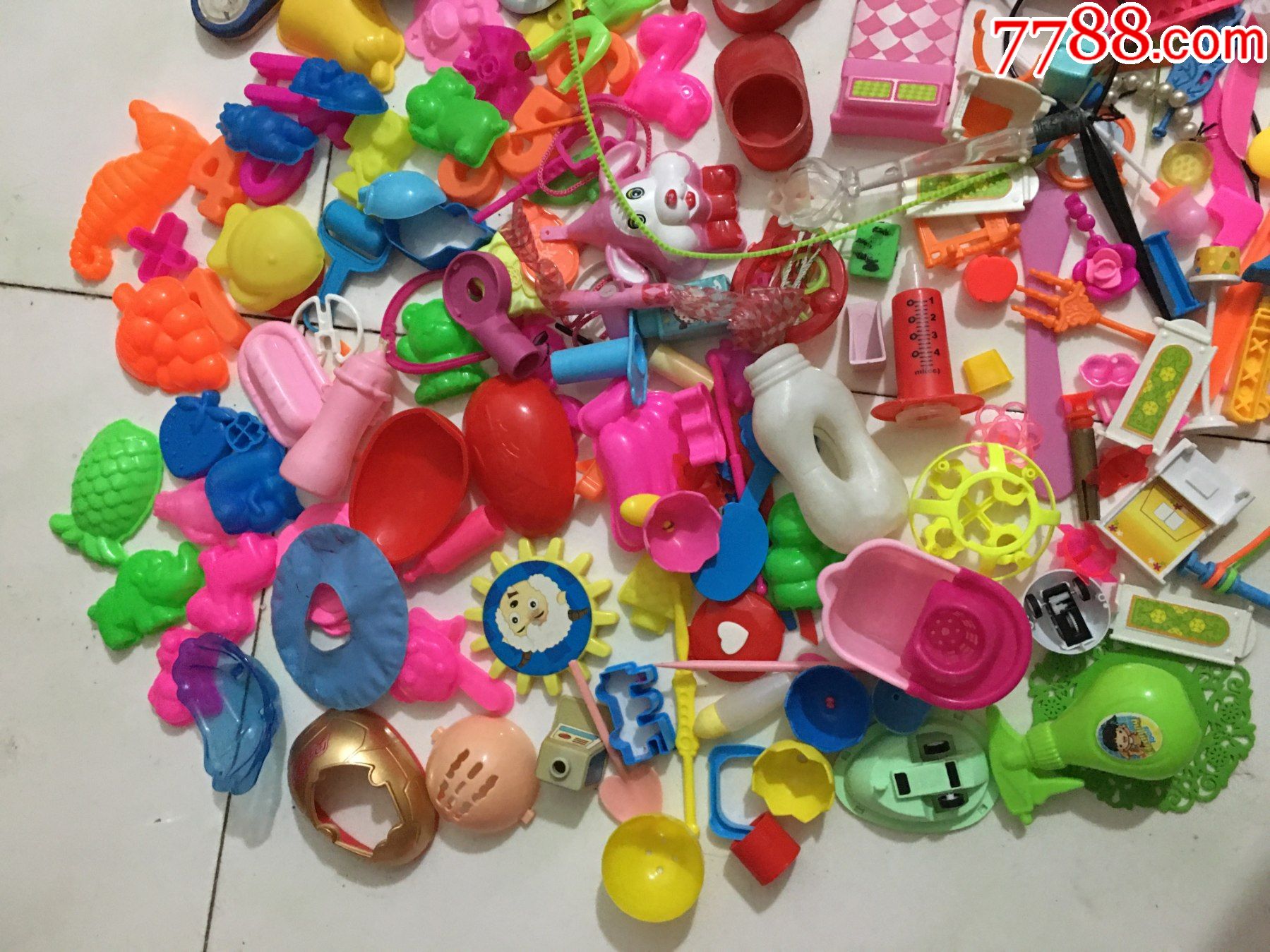 混杂塑料玩具零件