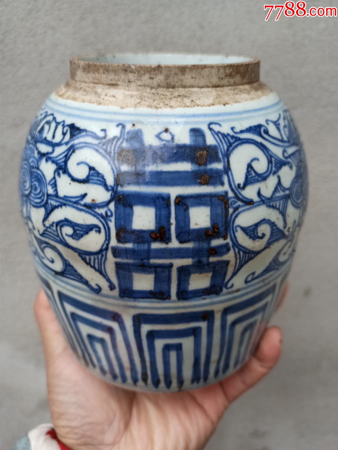 全品青花喜字罐,高15厘米,直径12厘米,差盖子