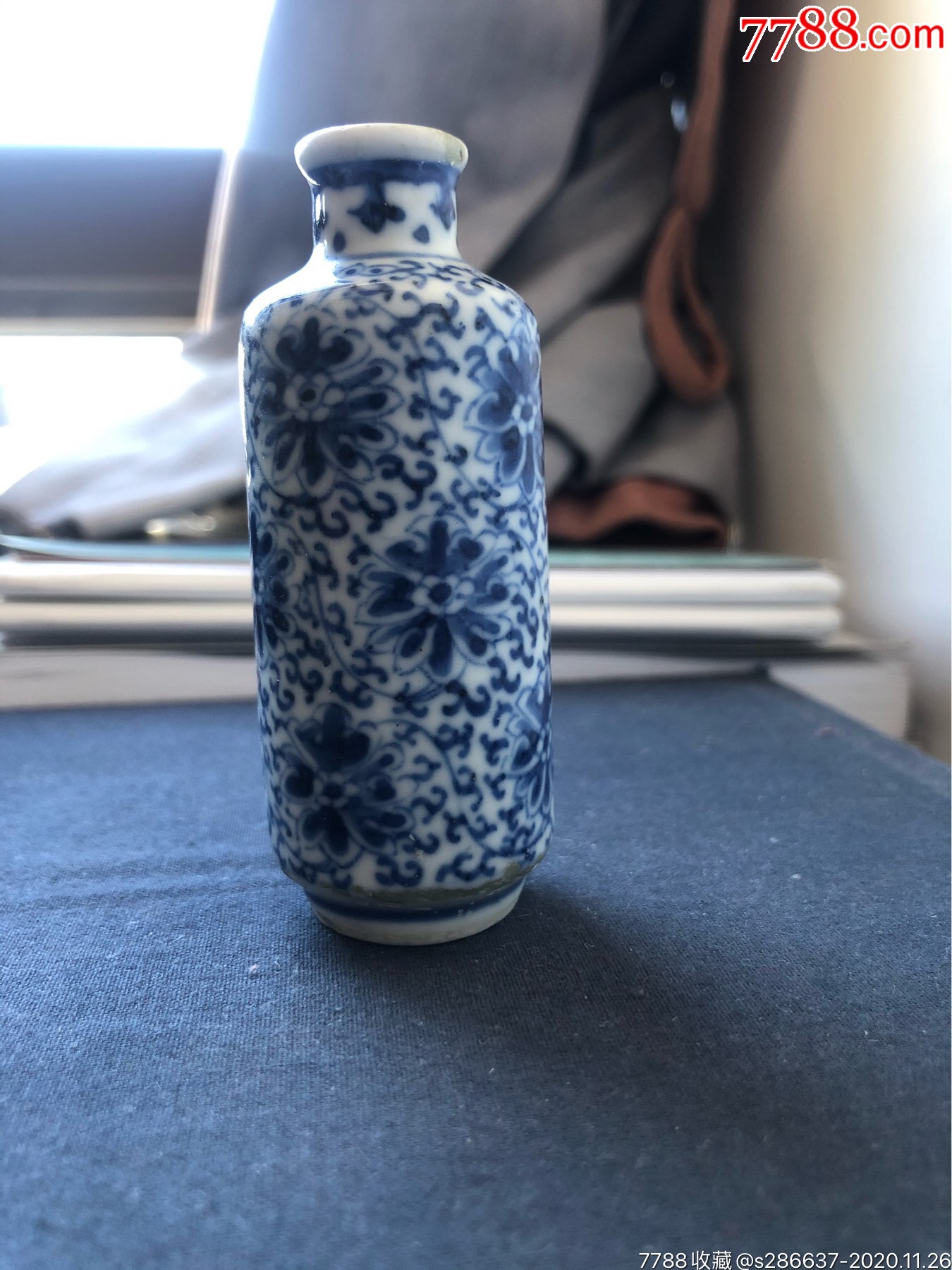 清雍正款青花缠枝莲纹鼻烟壶