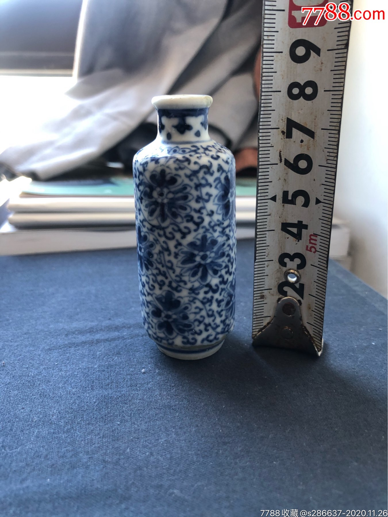 清雍正款青花缠枝莲纹鼻烟壶