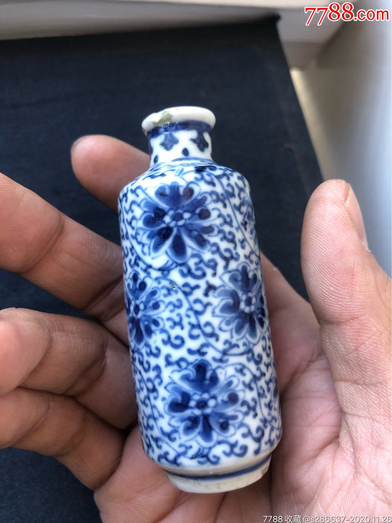 清雍正款青花缠枝莲纹鼻烟壶