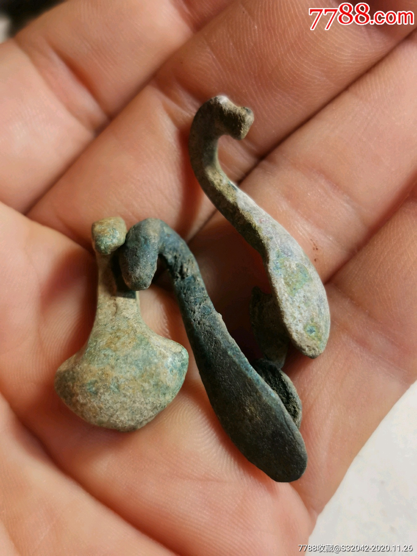 三个战汉青铜带钩