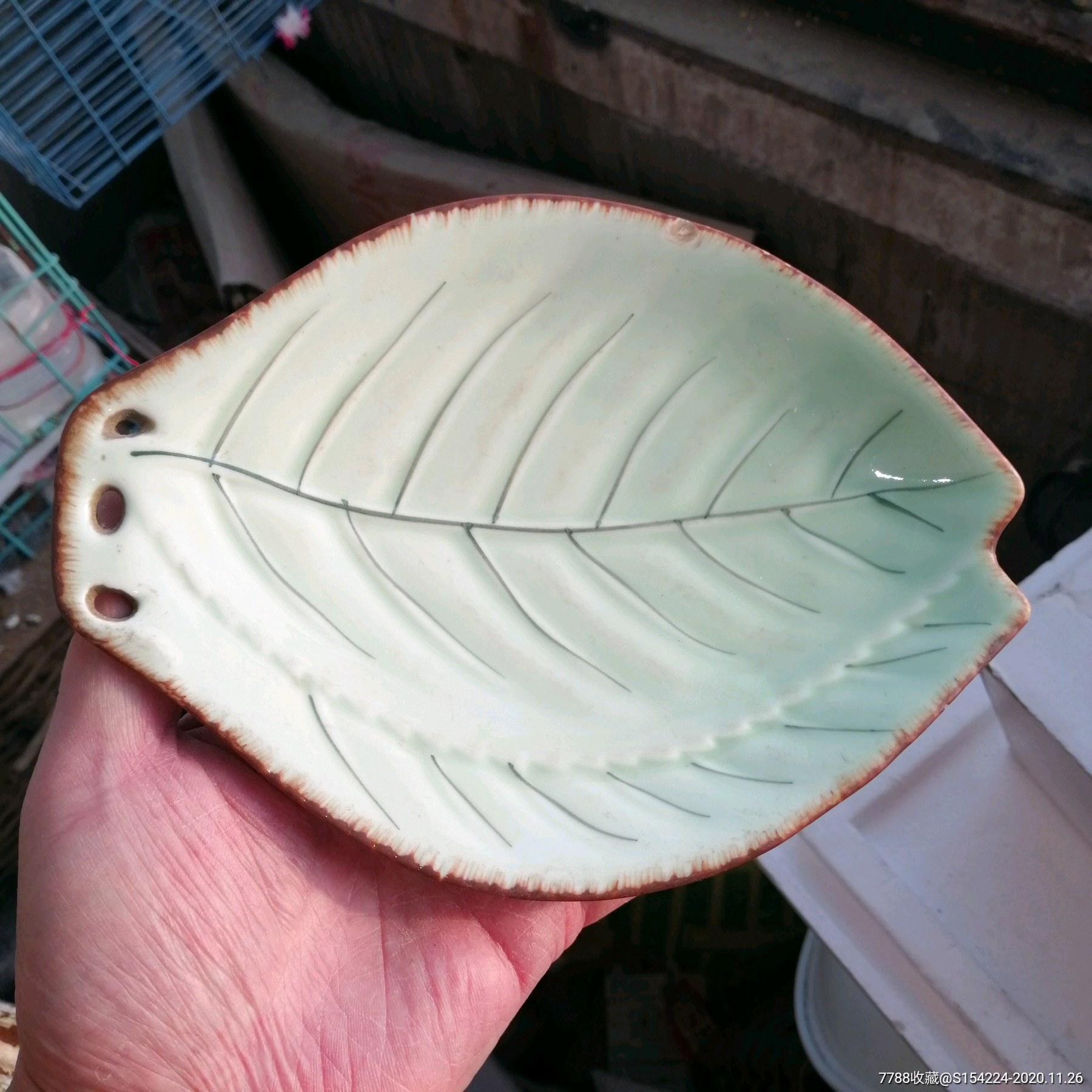 八十年代雅之源瓷厂豆青釉树叶形挂盘全品