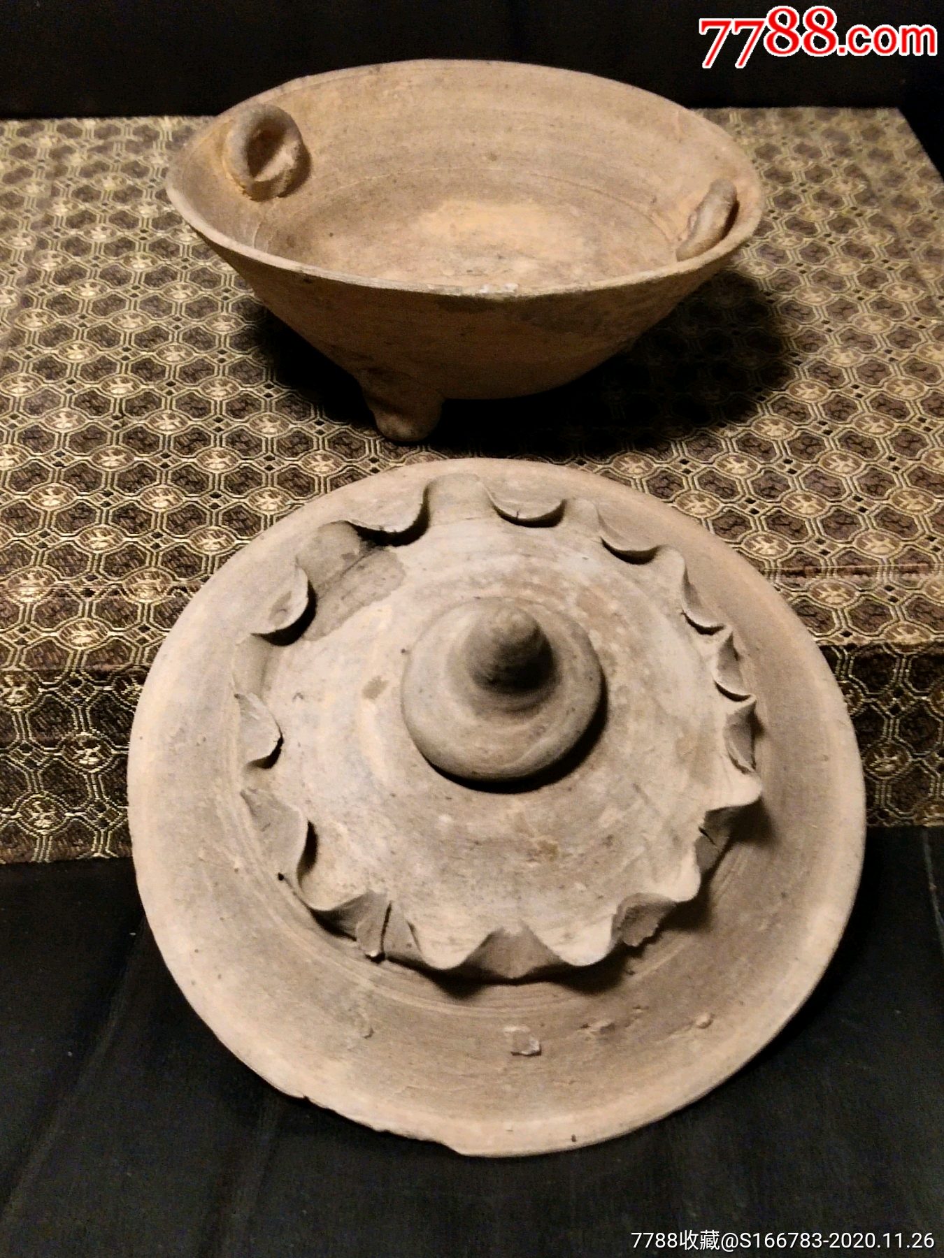 三足陶器