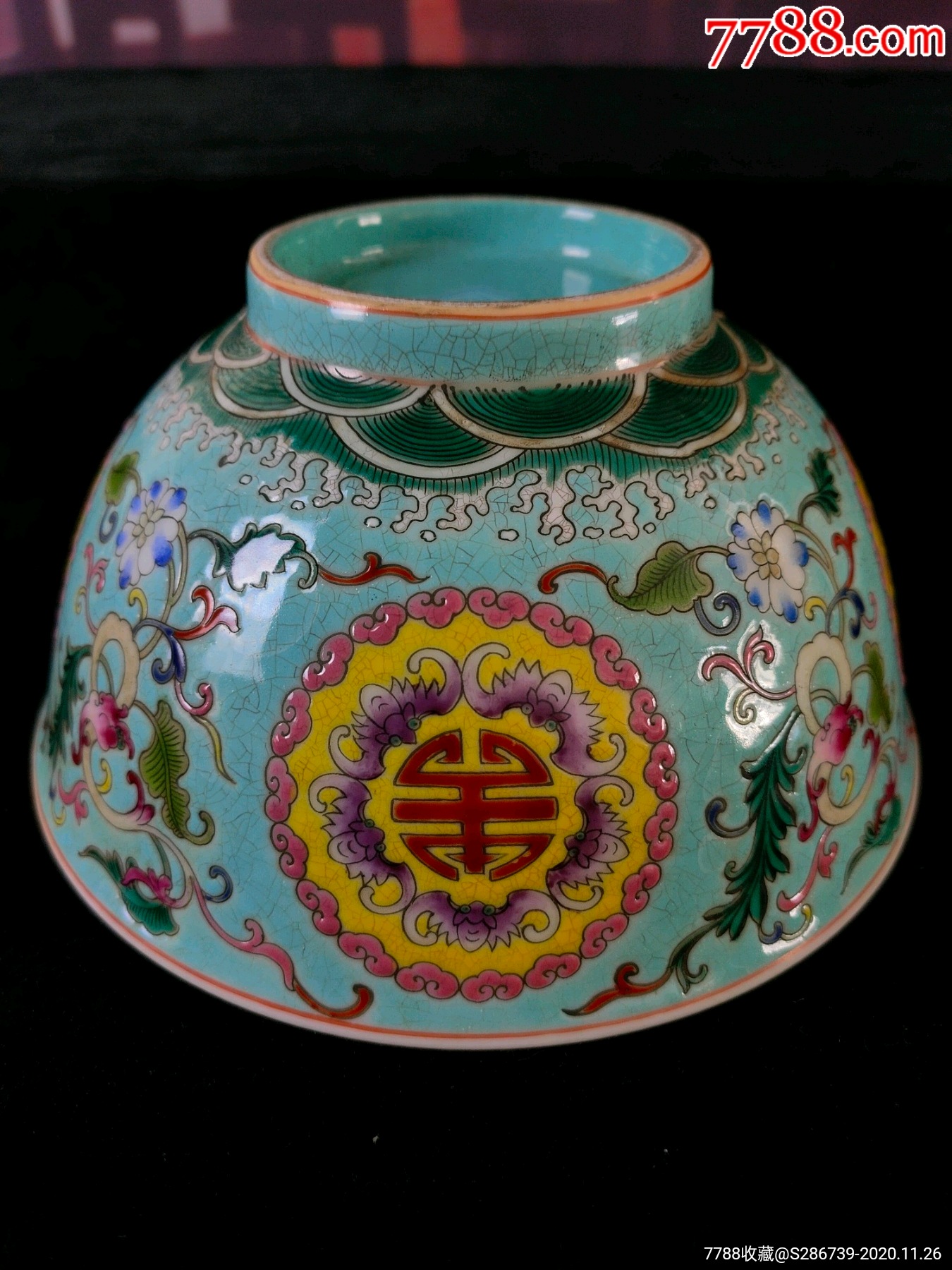 乾隆年制珐琅彩绿地釉花卉盘龙祝寿碗,釉色肥厚浆体环绕,花开富贵满纹