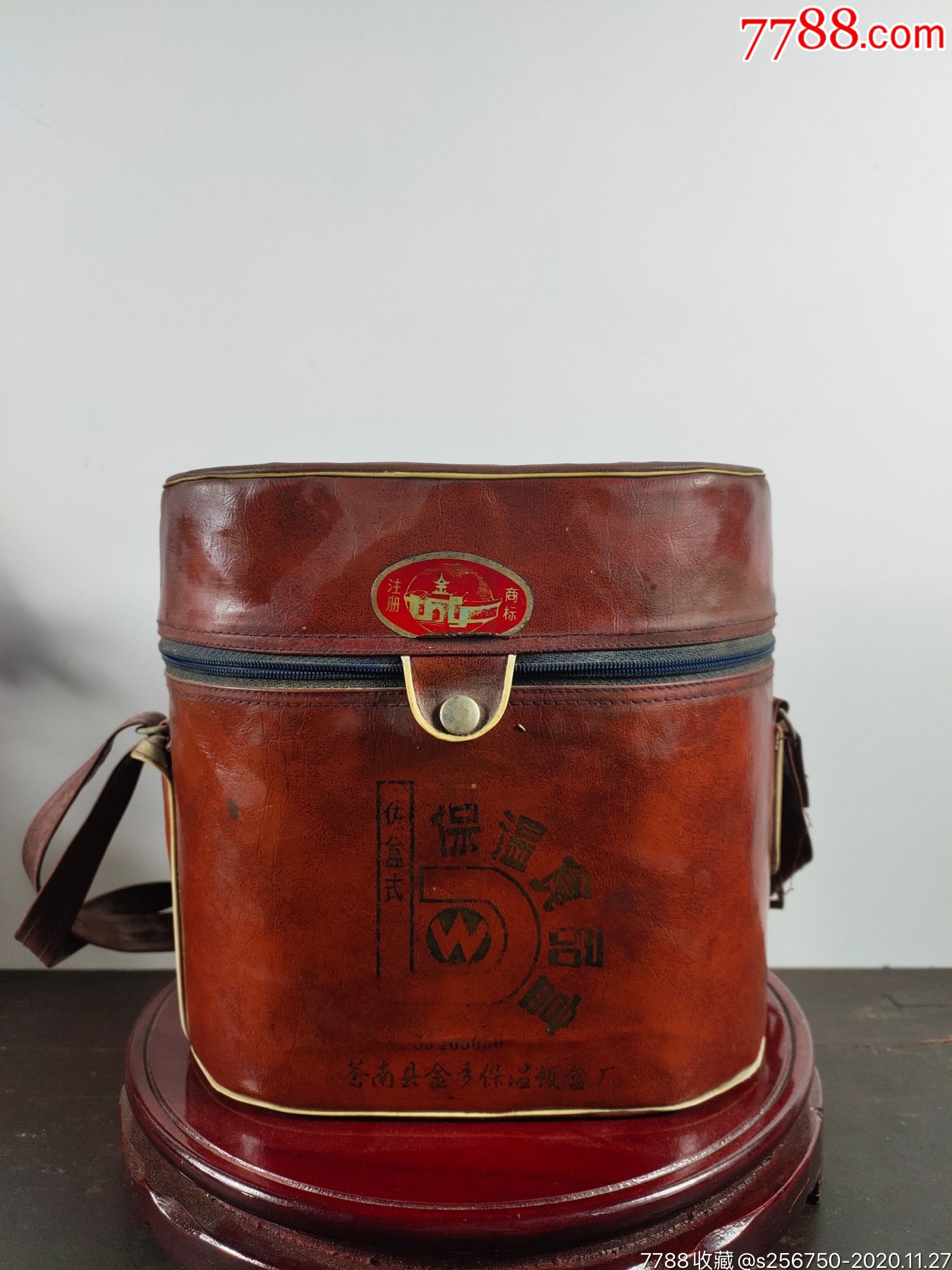 老式保温饭盒一套,特殊少见.内胆可拿出,品相如图,全品完整,能用.