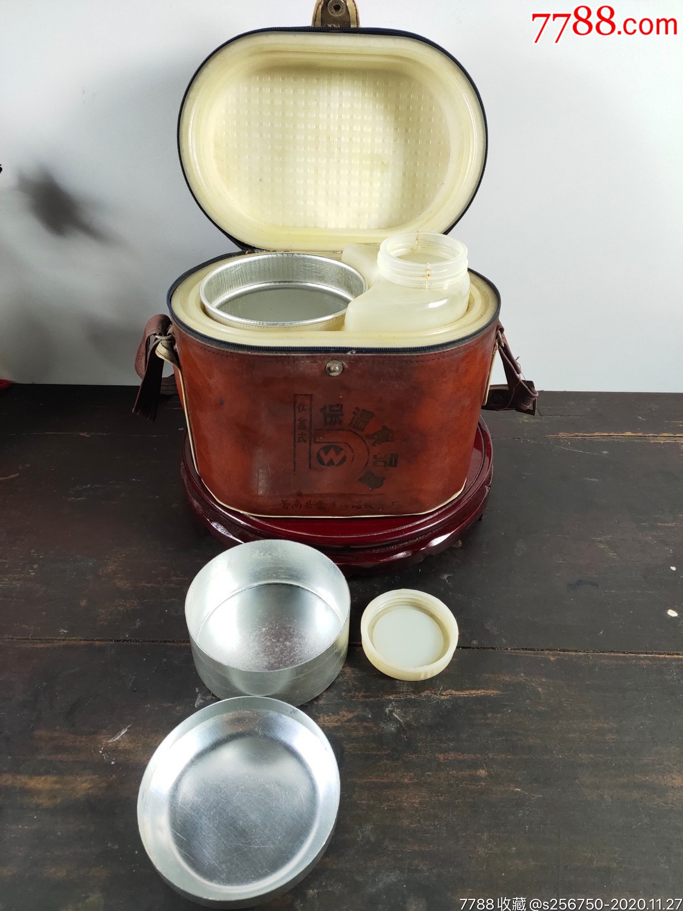 老式保温饭盒一套,特殊少见.内胆可拿出,品相如图,全品完整,能用.