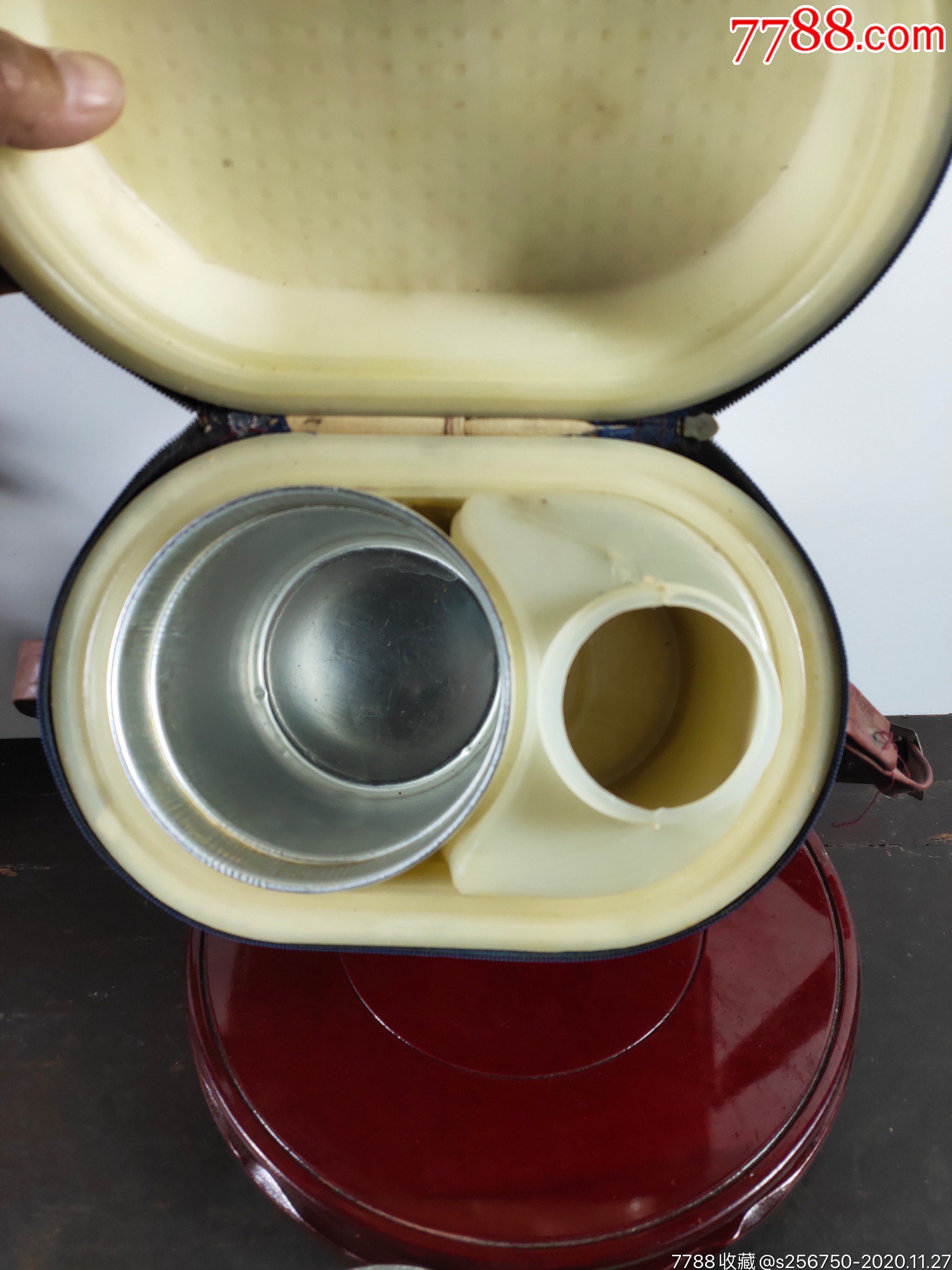 老式保温饭盒一套,特殊少见.内胆可拿出,品相如图,全品完整,能用.