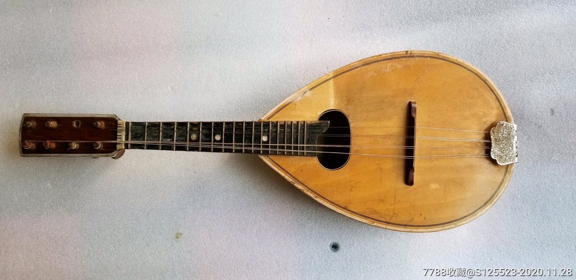 老旧八弦琴