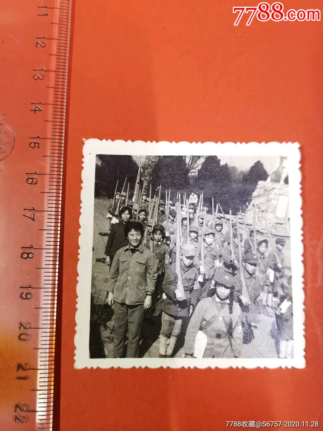 文革红兵背枪童子军