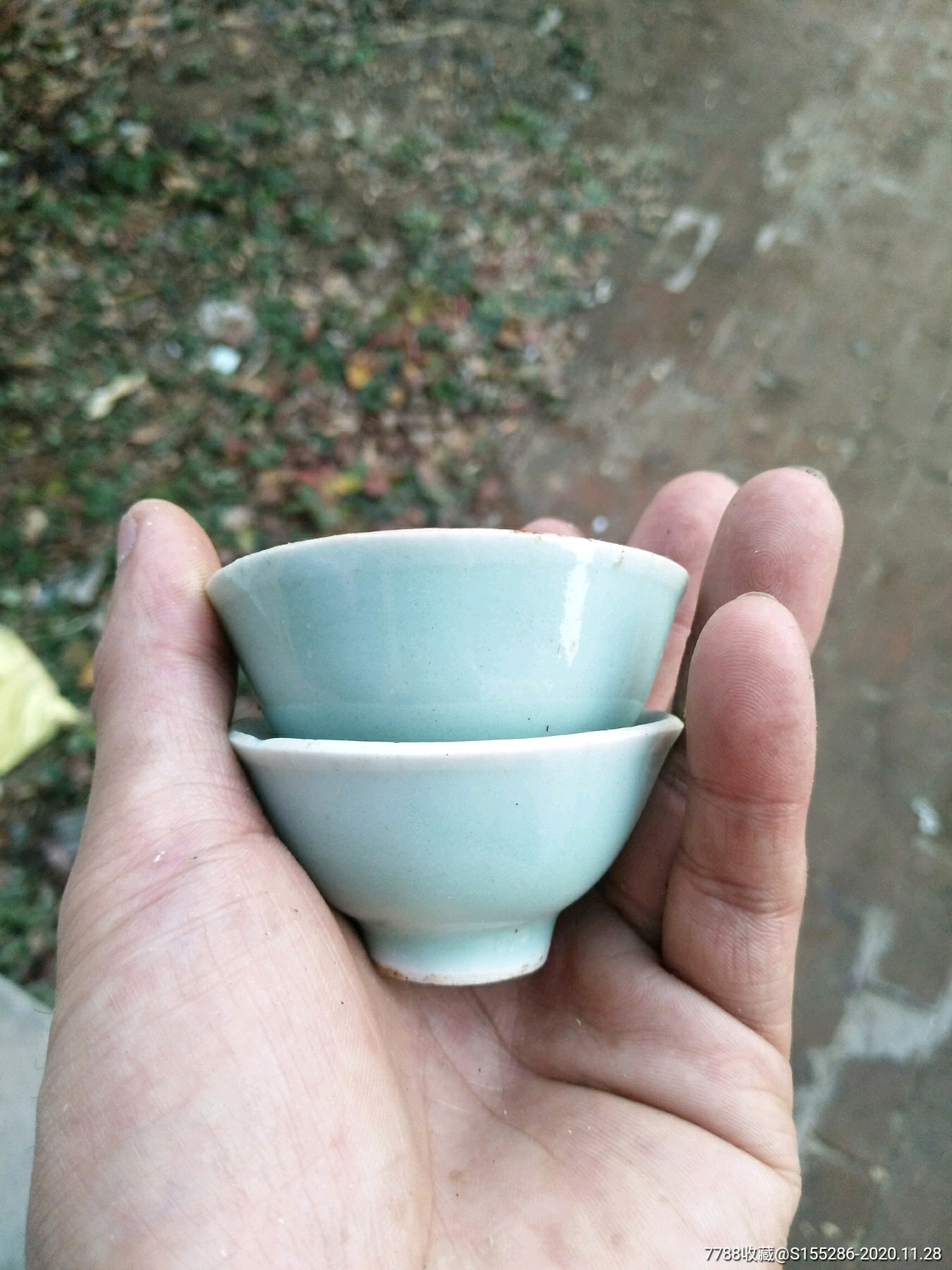 3厘米,口沿一圈酱釉,器型端正,釉水发