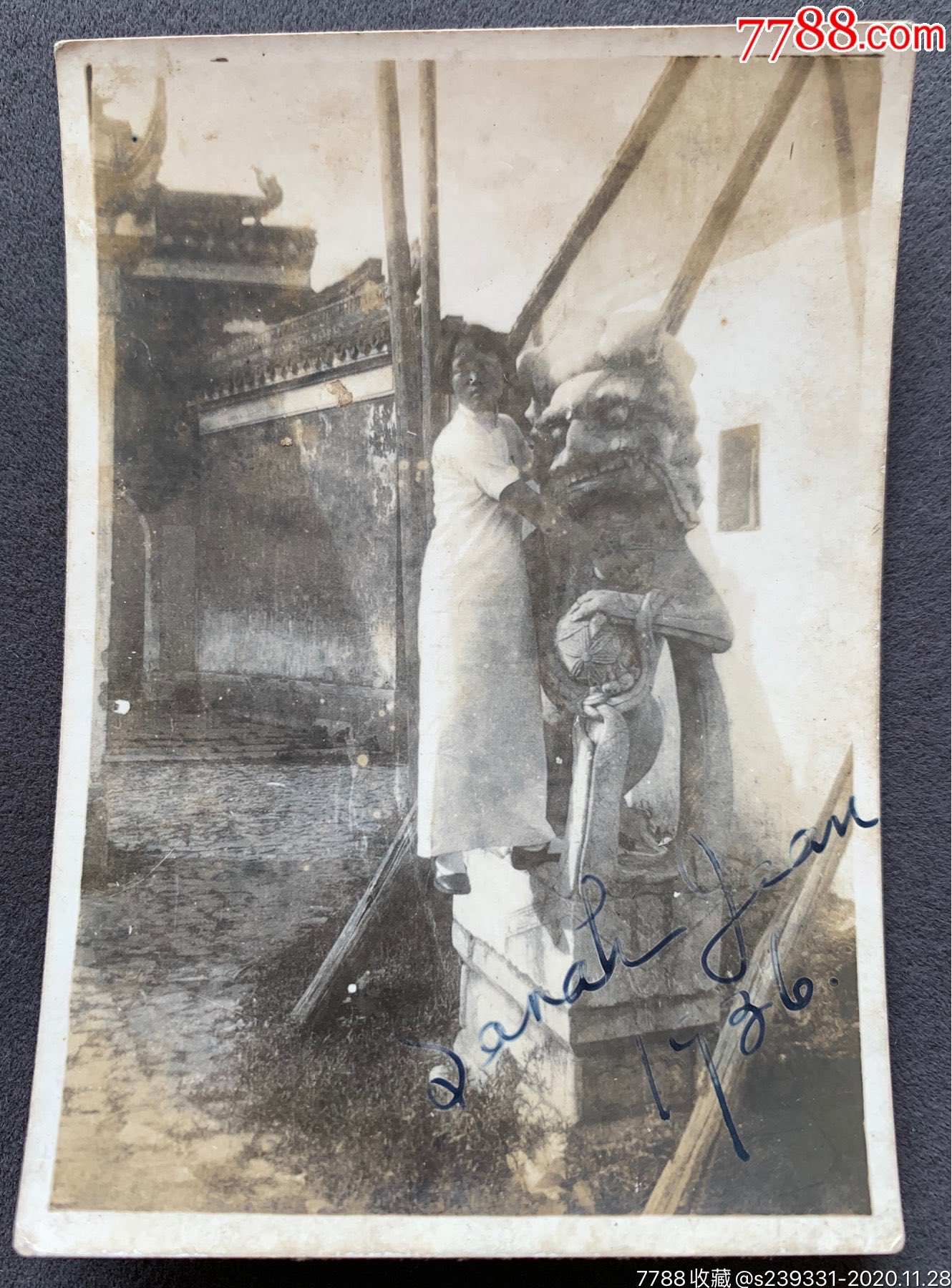 1936年知性旗袍美女学生与古建石狮子合影银盐老照片一枚
