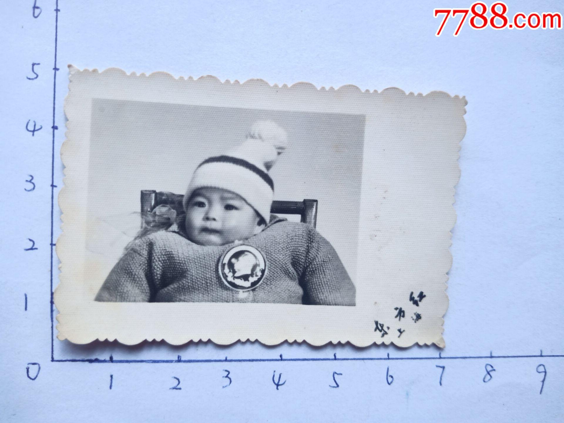 老照片15341文革时期小宝宝戴大像章上海东方红