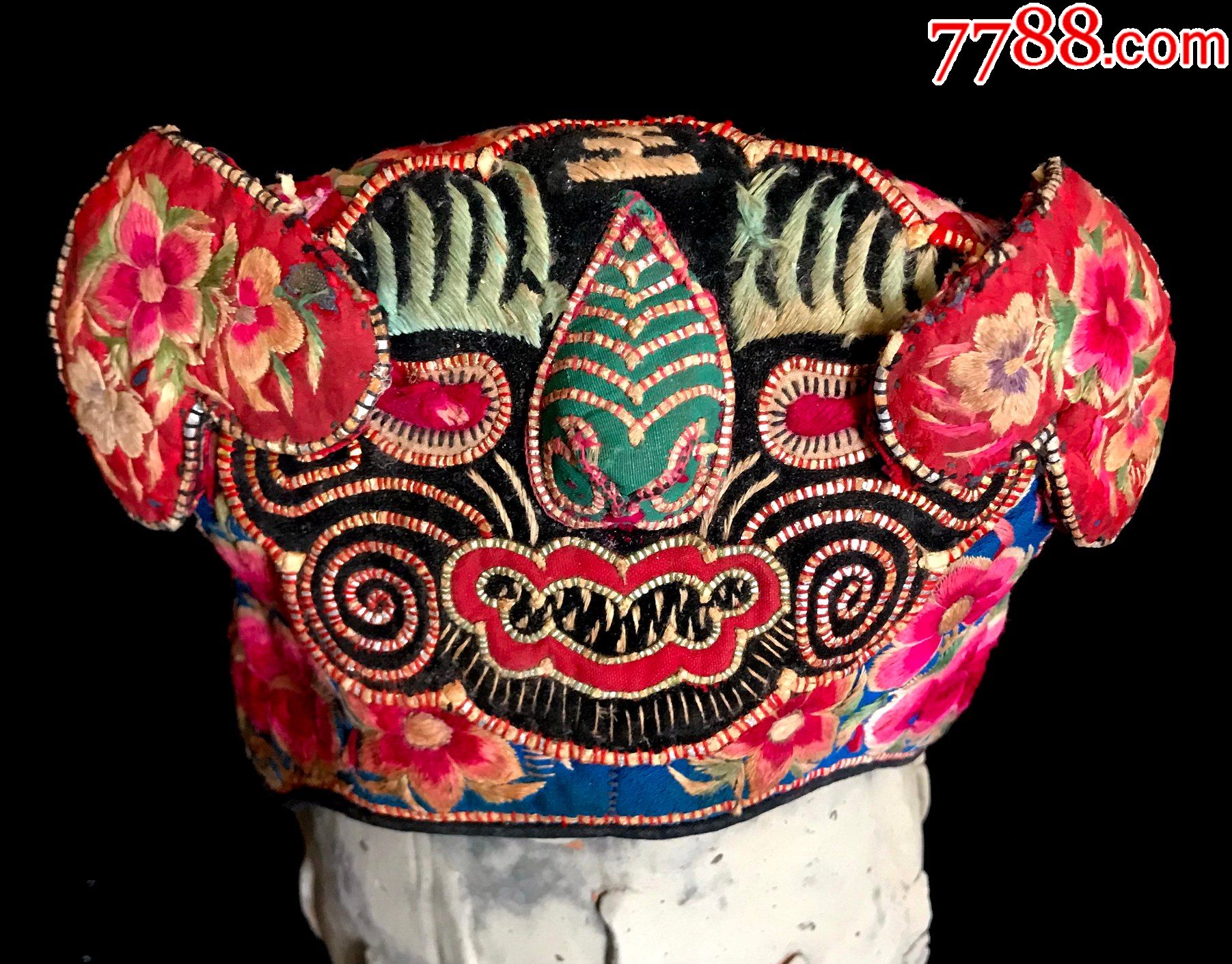 解放初期,云南白族纯手工绣儿童虎头帽