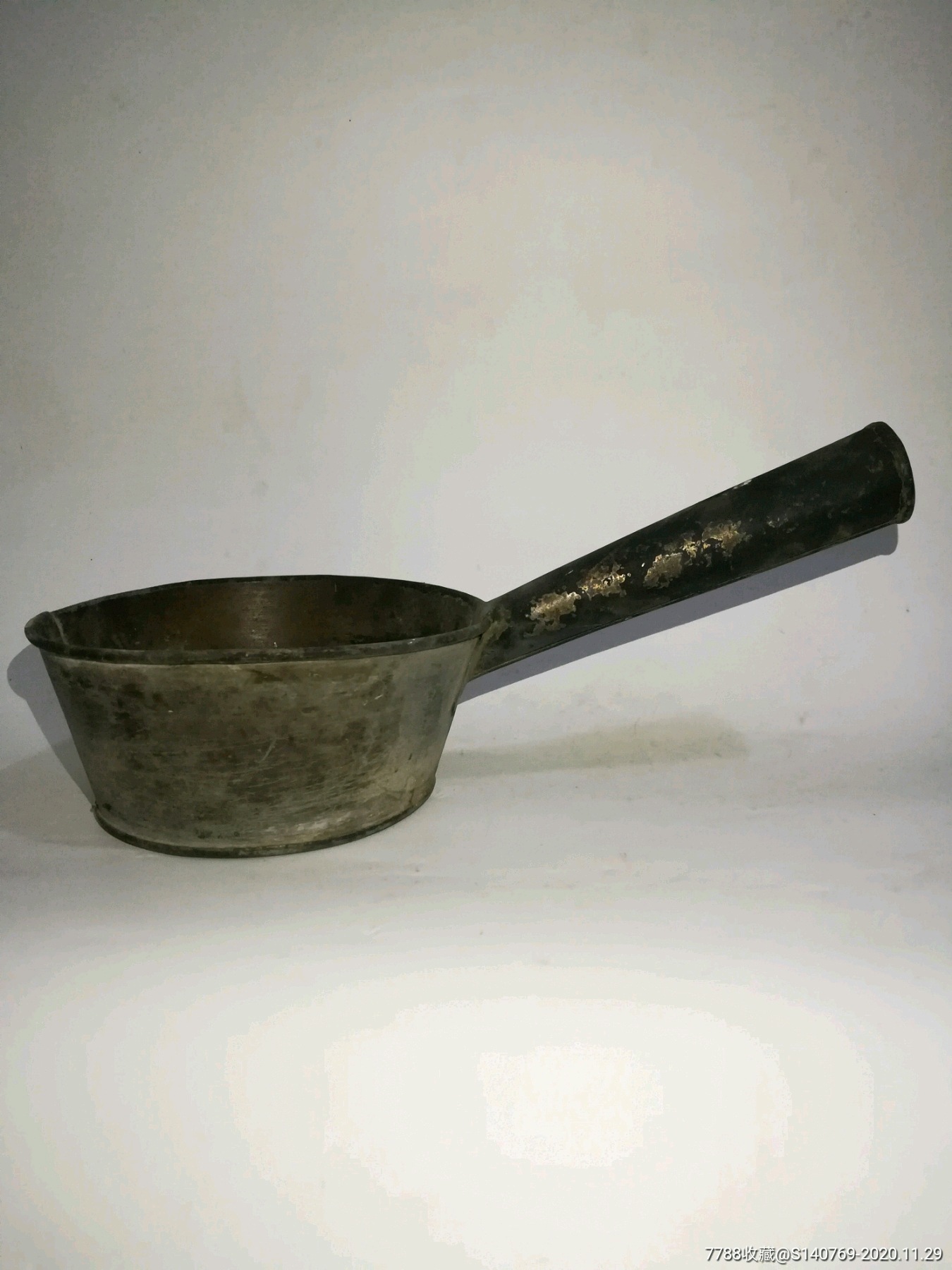 漂亮的大铜舀子