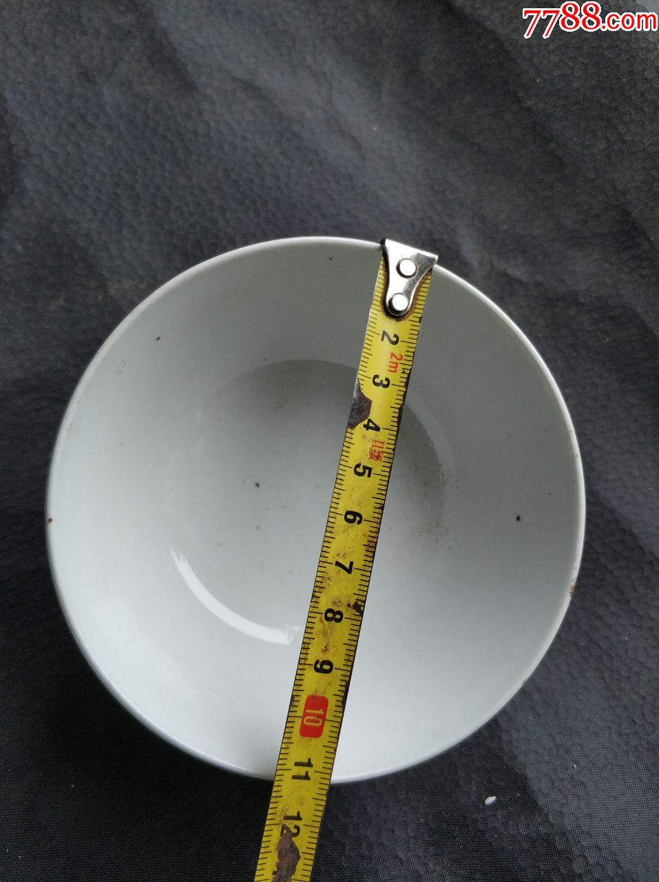 瓷器碗,沿口有一厘米的细线,其余完好,口径12厘米