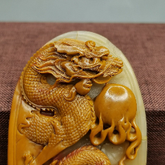 精品寿山石芙蓉石原石雕刻蟠龙戏珠手把件