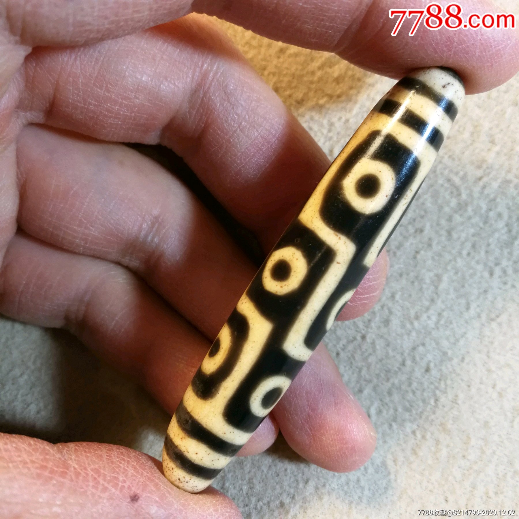 清民代满淡牙黄九眼料器天珠,长66宽12毫米,全品,大钥匙孔,品相完整