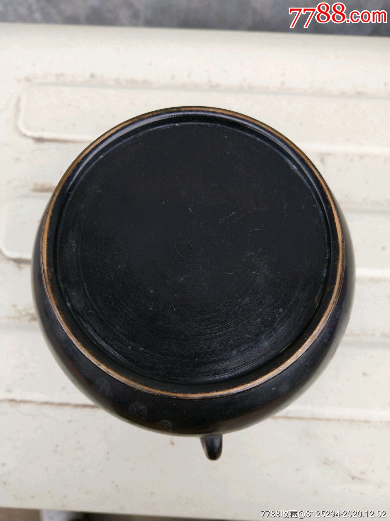 民国黑漆古铜香炉一个,做工精美,手头重,品相还可以